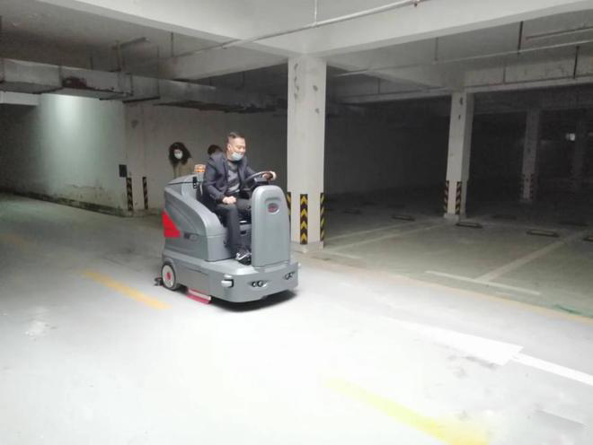 黑龙江小区物业保洁不用人力改用驾驶式洗地机了